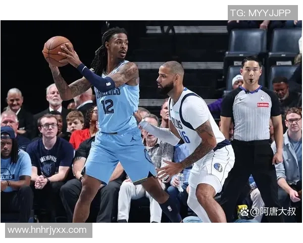 爵士队与灰熊队激战正酣比分悬念引人关注