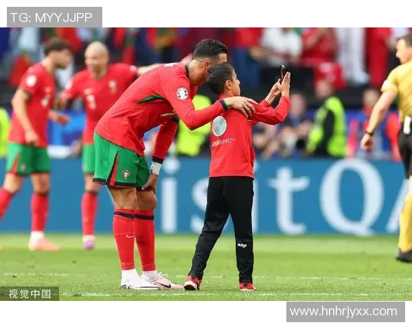 球迷疯狂冲进场内竟抢走C罗球衣引发热议